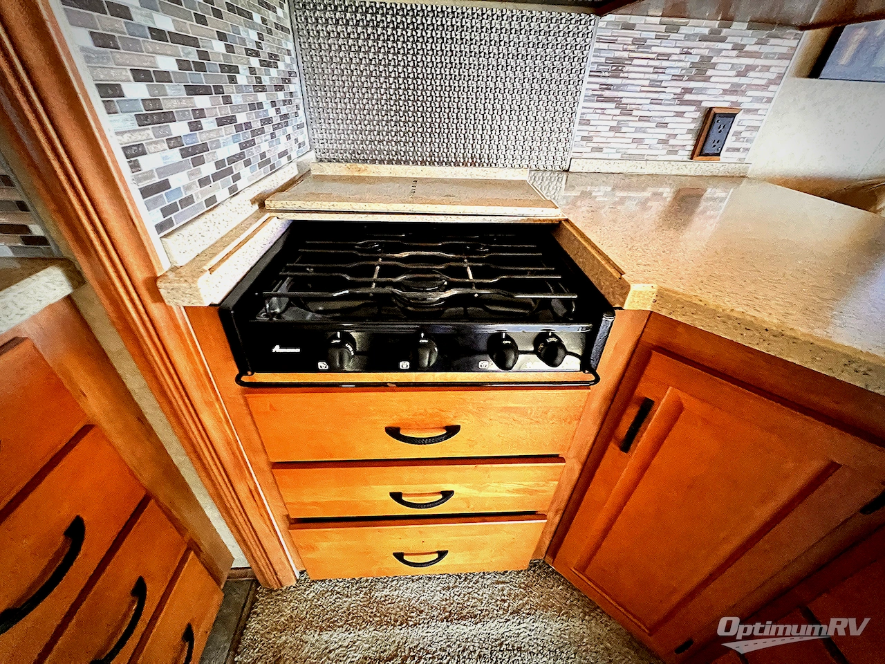 2008 Winnebago Adventurer 38J Photo 12