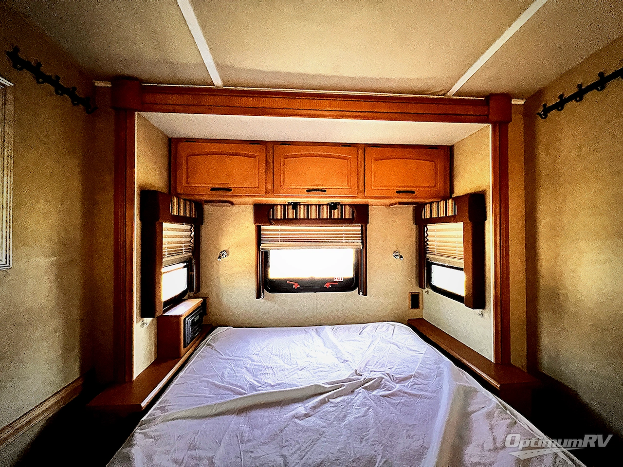 2008 Winnebago Adventurer 38J Photo 17
