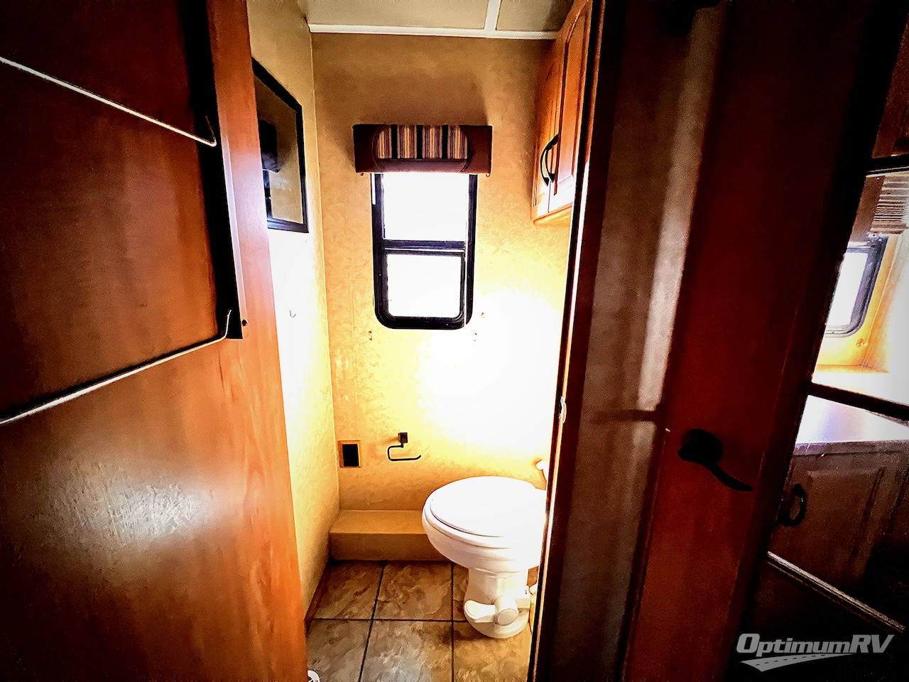 2008 Winnebago Adventurer 38J Photo 21