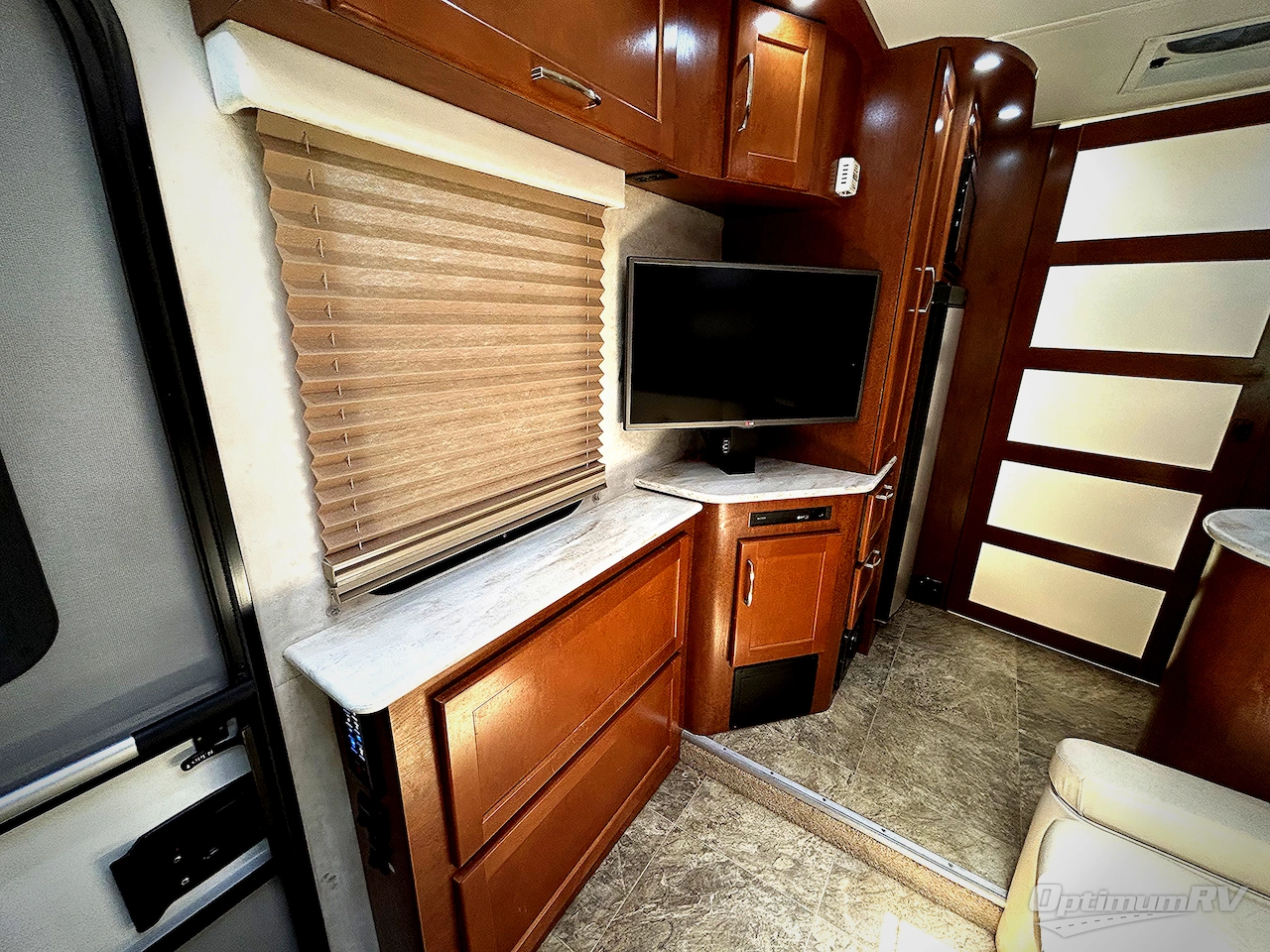 2015 Pleasure-Way Plateau XL Std. Model Photo 9