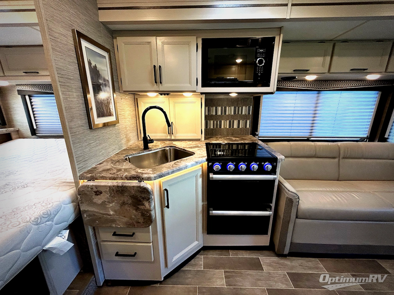 2022 Thor Chateau 27R Photo 6