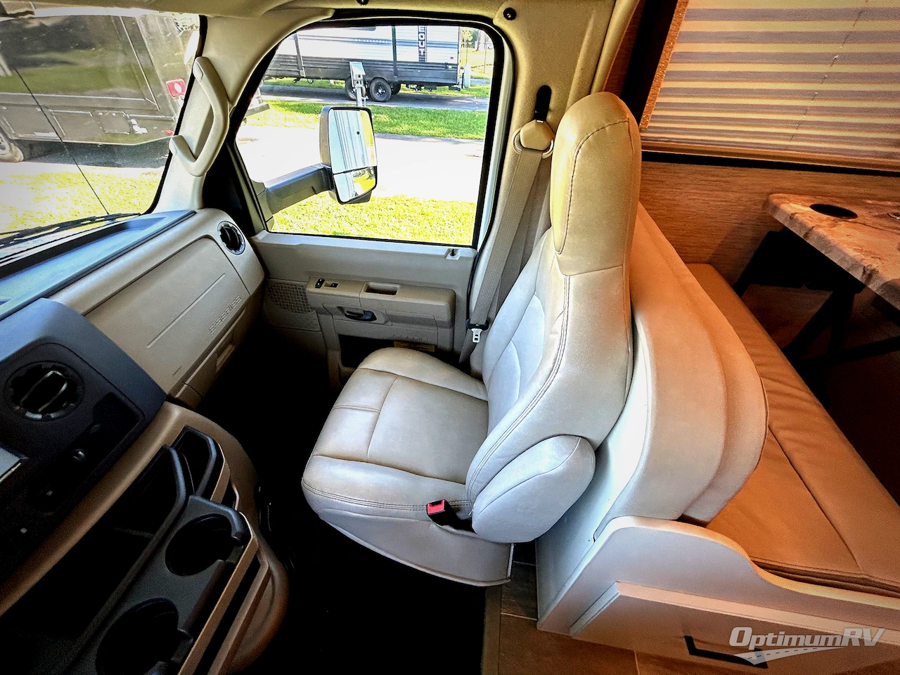 2022 Thor Chateau 27R Photo 9