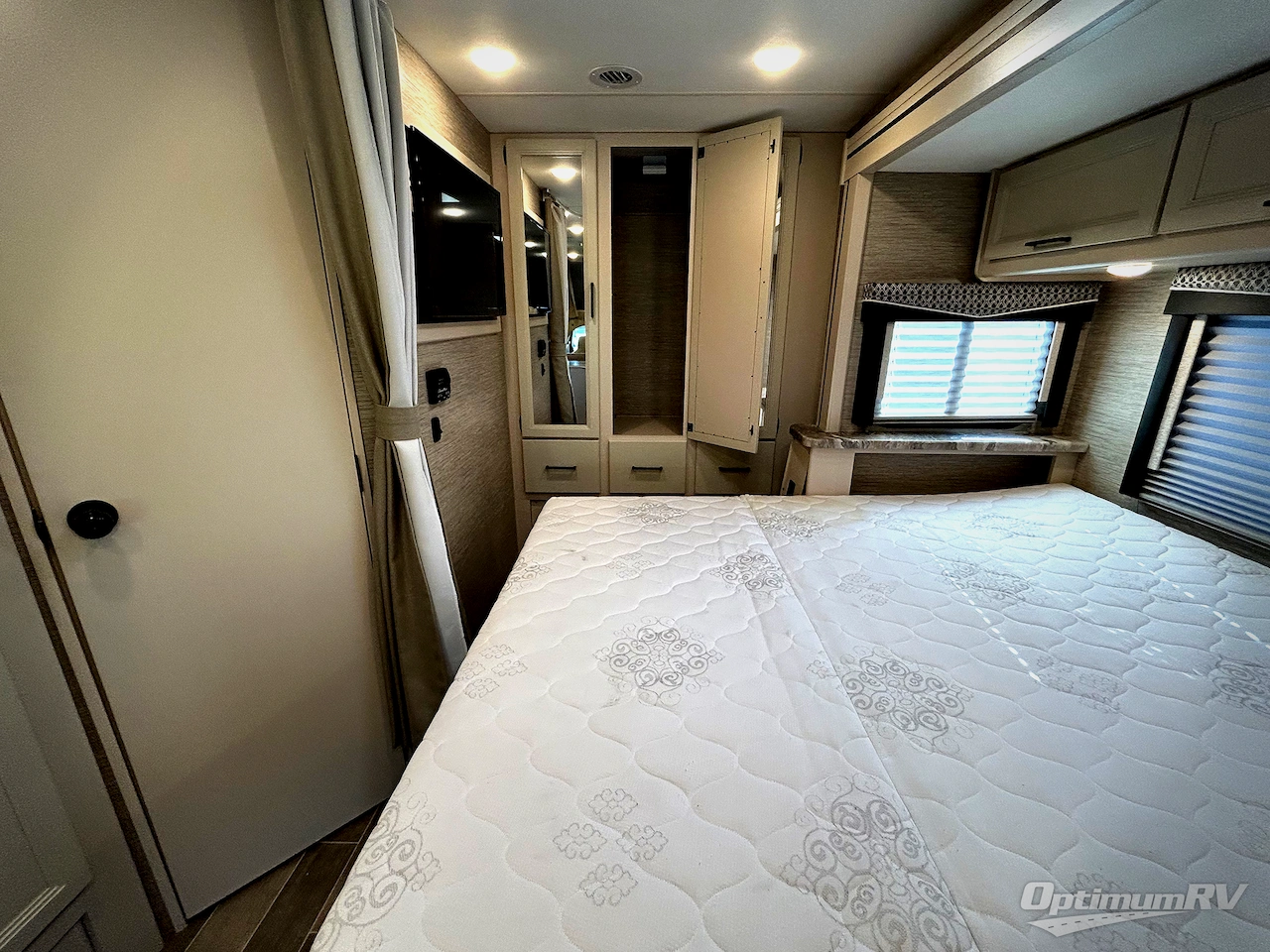 2022 Thor Chateau 27R Photo 17