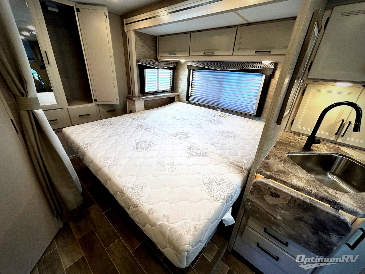 2022 Thor Chateau 27R Photo 18