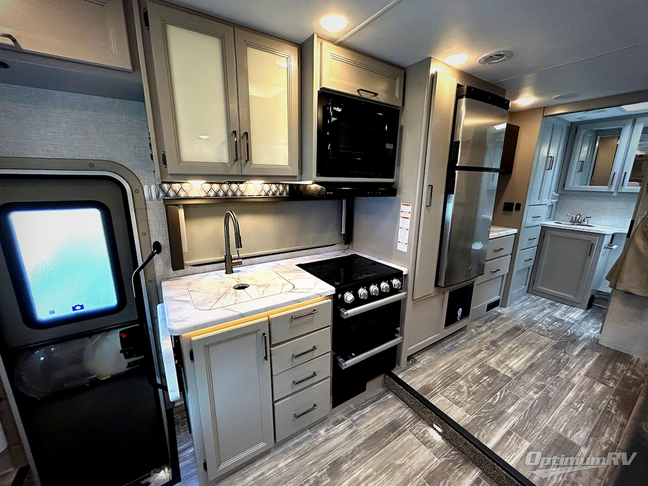 2023 Thor Geneva 25VA Photo 13