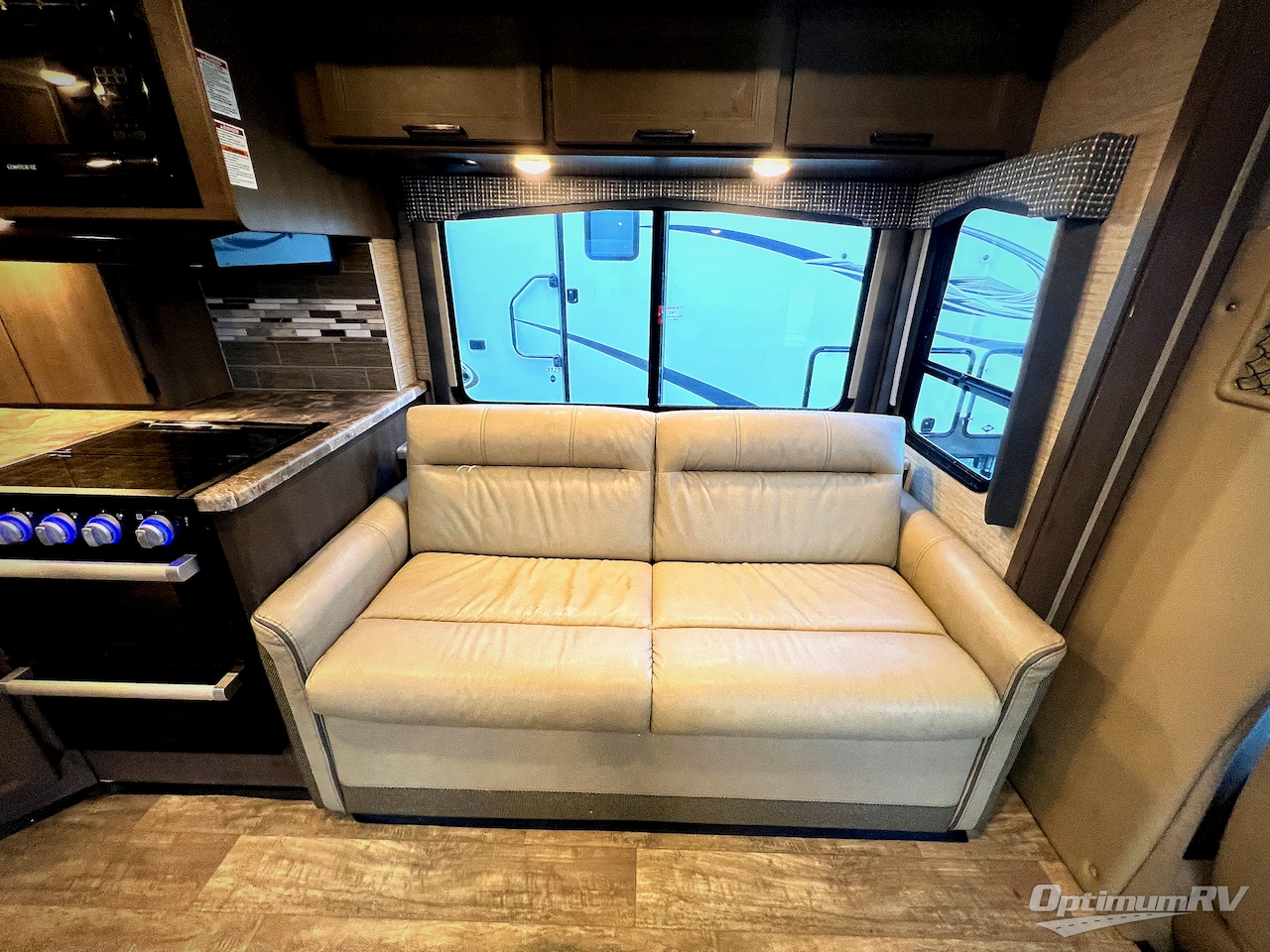 2023 Thor Chateau 27R Photo 8
