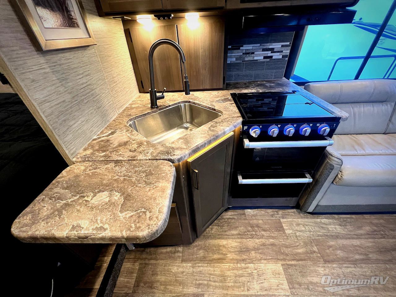 2023 Thor Chateau 27R Photo 11