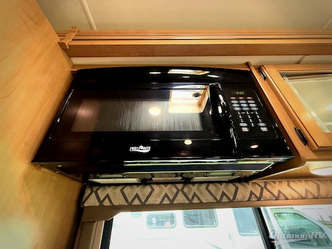 2020 Thor Quantum SE SE31 Ford RV Photo 3