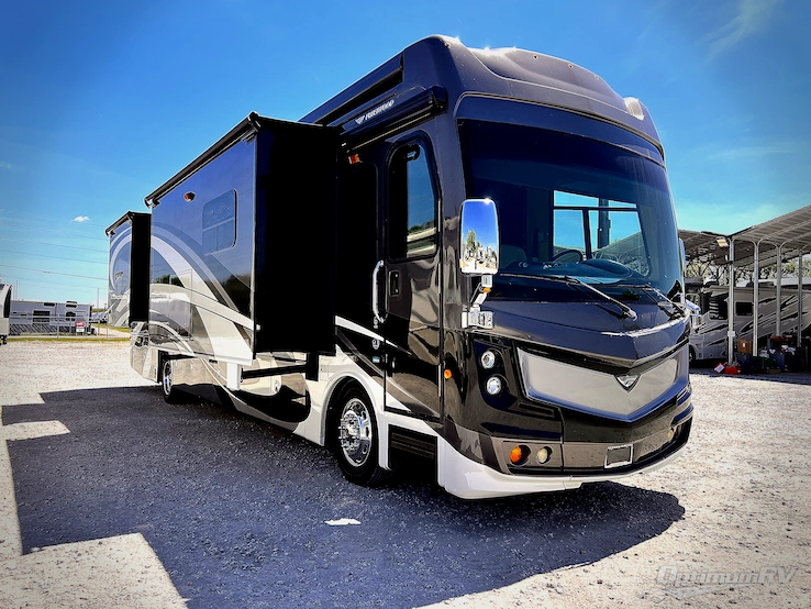 2017 Fleetwood Discovery LXE 40E RV Photo 1