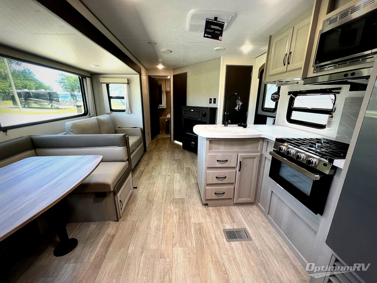 2027 Coachmen Catalina Legacy Edition 293TQBSCK Photo 5