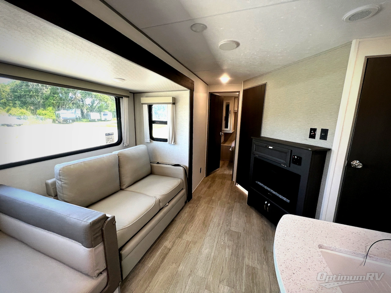 2027 Coachmen Catalina Legacy Edition 293TQBSCK Photo 6