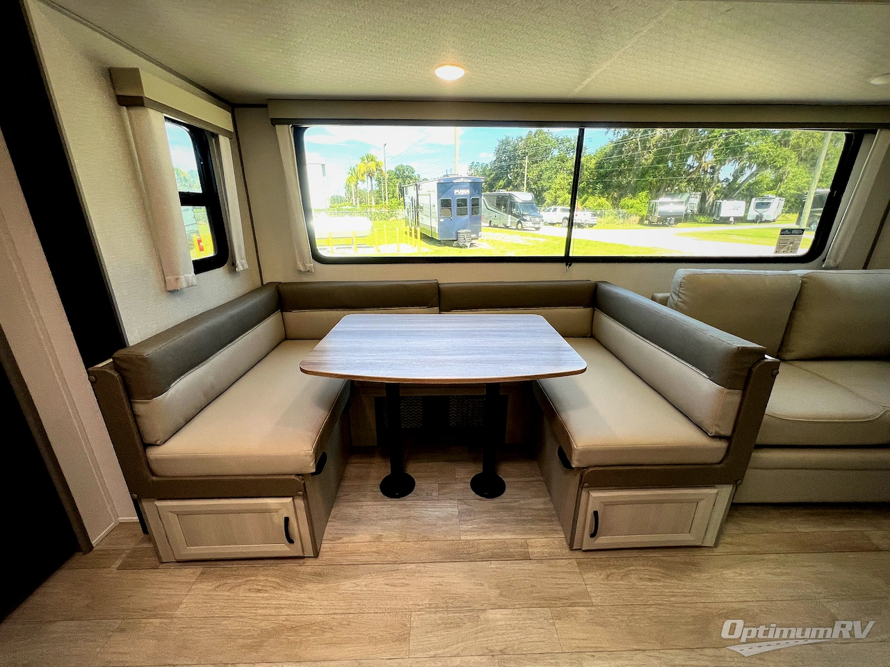 2027 Coachmen Catalina Legacy Edition 293TQBSCK Photo 9