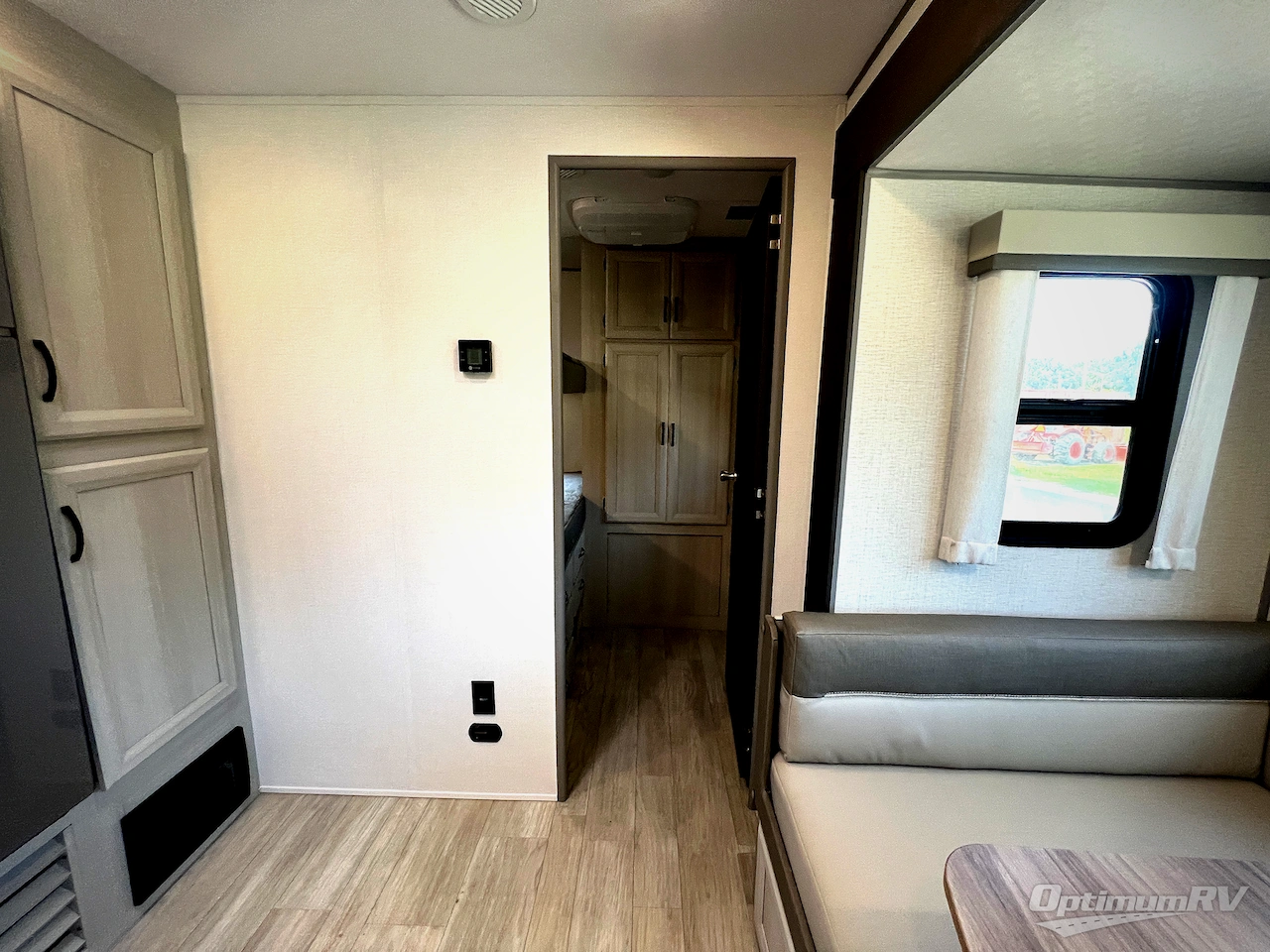 2027 Coachmen Catalina Legacy Edition 293TQBSCK Photo 15