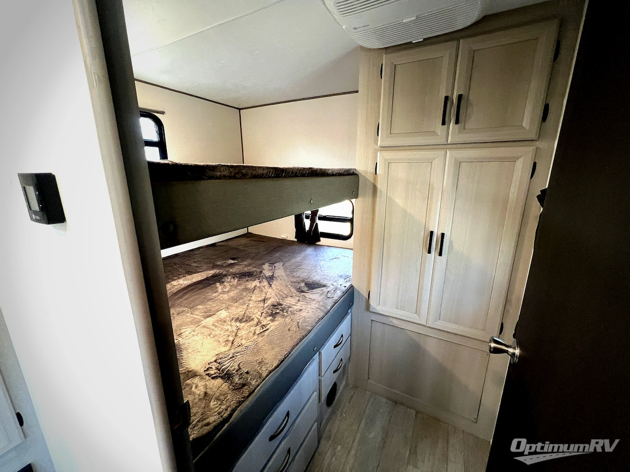 2027 Coachmen Catalina Legacy Edition 293TQBSCK Photo 16