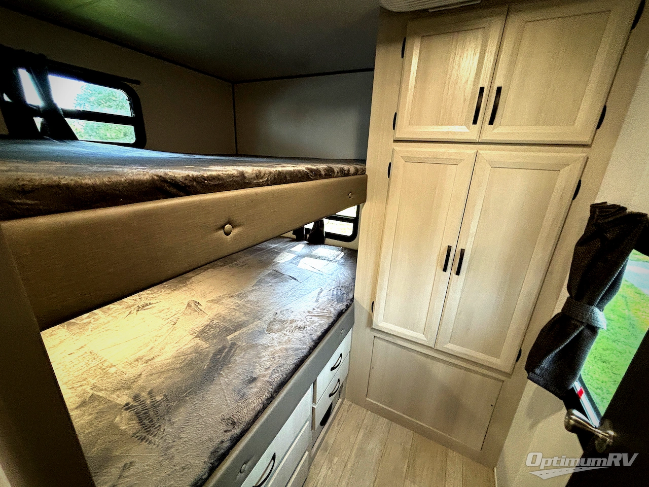 2027 Coachmen Catalina Legacy Edition 293TQBSCK Photo 14
