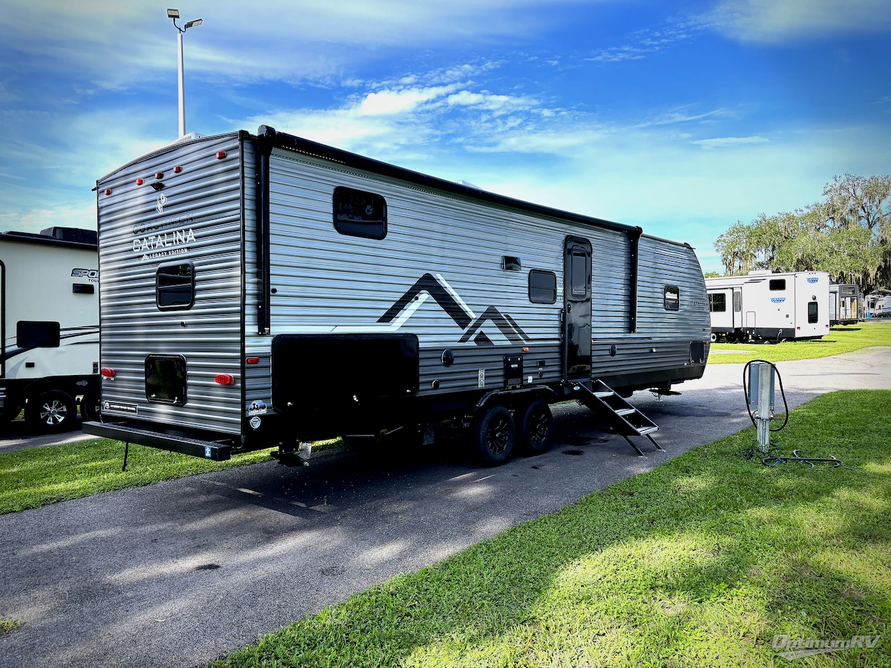 2027 Coachmen Catalina Legacy Edition 293TQBSCK Photo 2