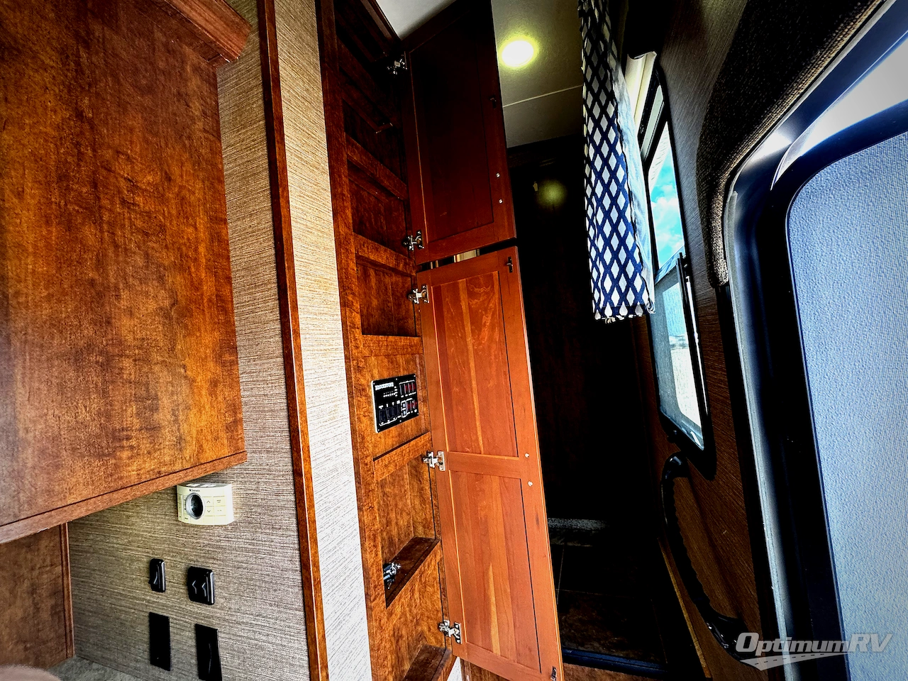 2014 Coachmen Brookstone 325RL Photo 14