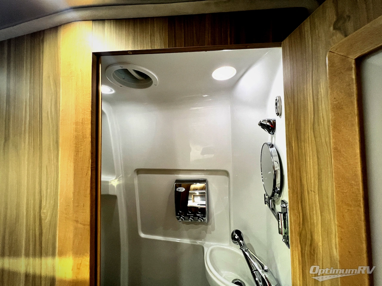 2018 Airstream Tommy Bahama Interstate Lounge Photo 14