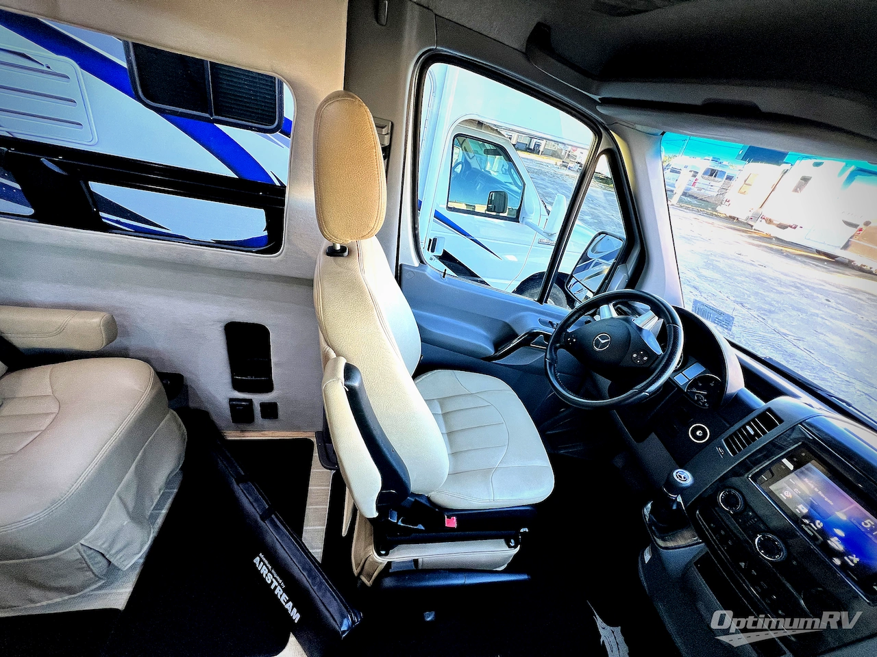 2018 Airstream Tommy Bahama Interstate Lounge Photo 7