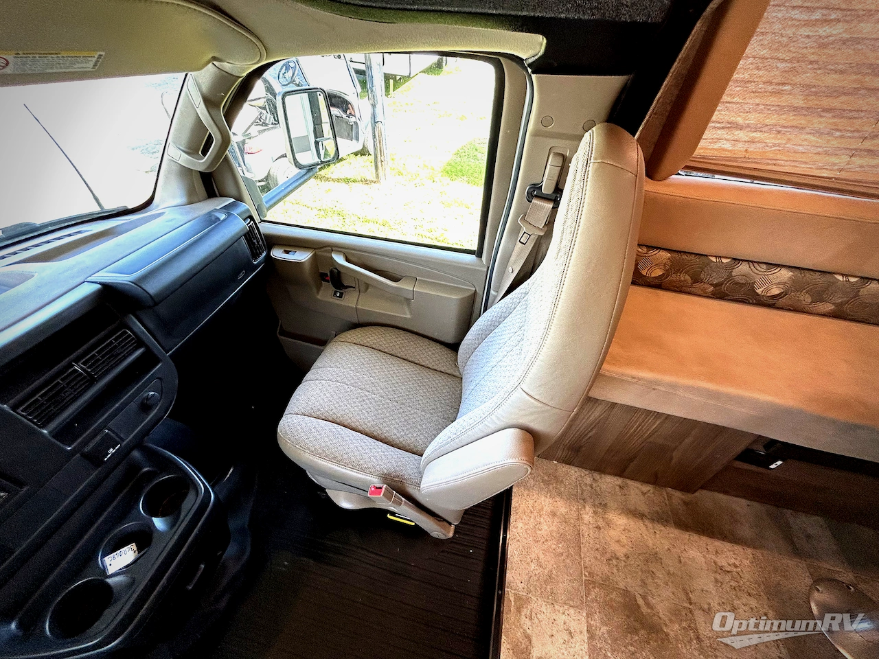 2017 Coachmen Freelander 26RS Ford 350 Photo 9