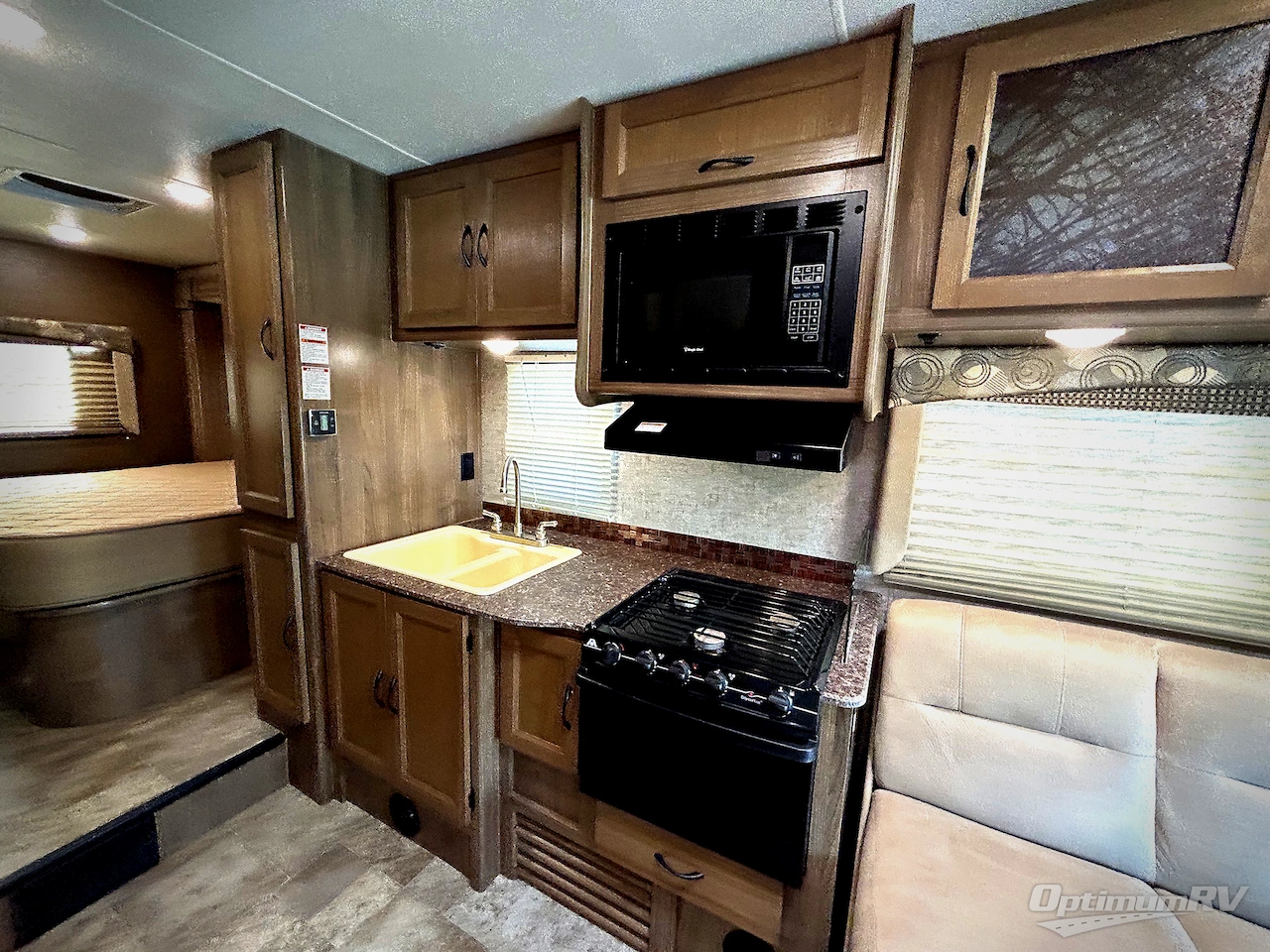 2017 Coachmen Freelander 26RS Ford 350 Photo 15