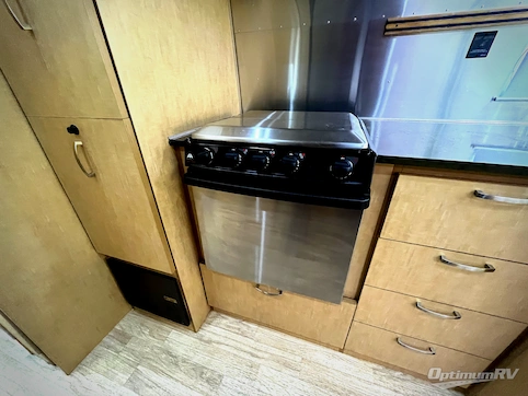 2015 Airstream Flying Cloud 27FB RV Photo 3