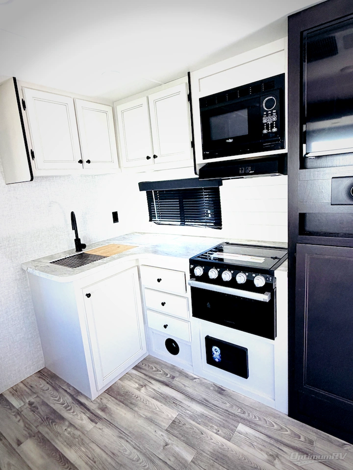2023 Highland Ridge Range Lite 241BH Photo 6