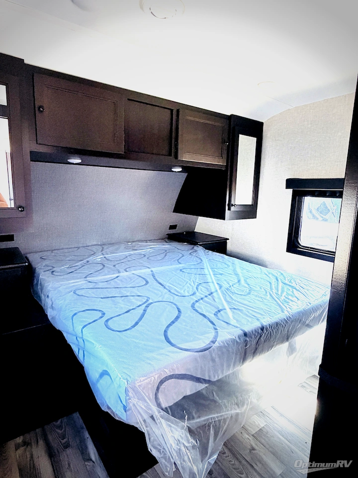 2023 Highland Ridge Range Lite 241BH Photo 8