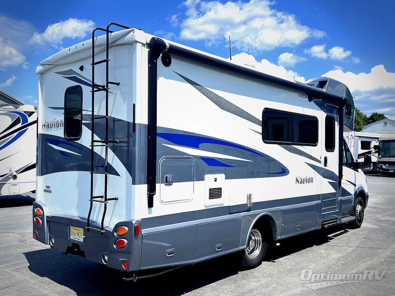 2018 Winnebago Navion 24D Photo 2