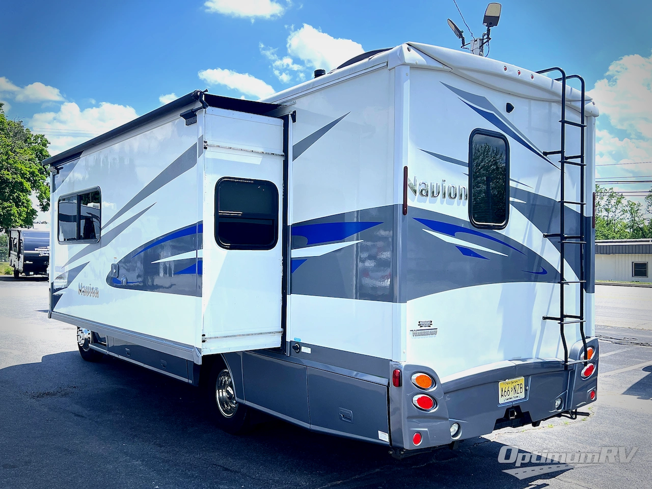 2018 Winnebago Navion 24D Photo 3