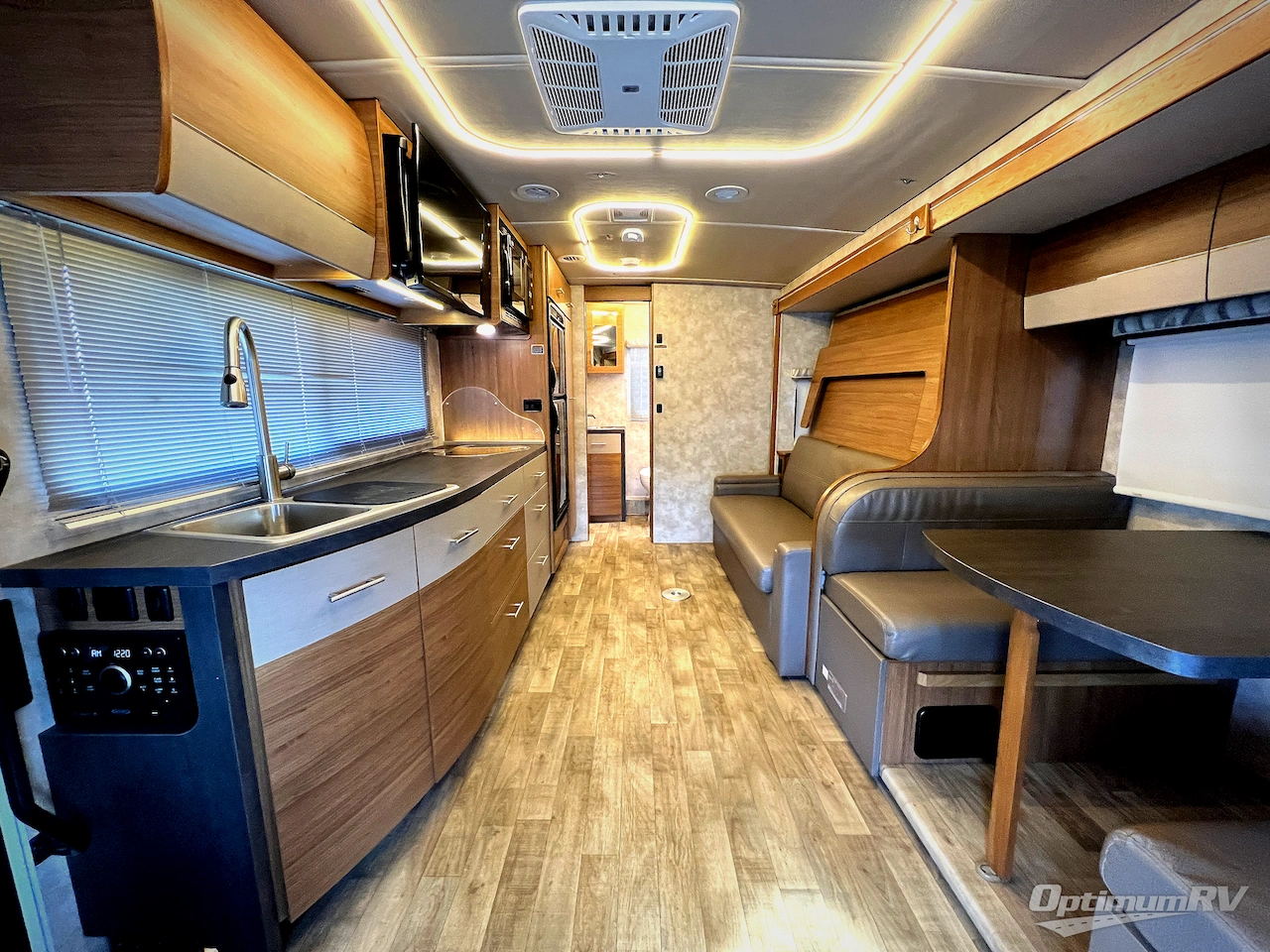 2018 Winnebago Navion 24D Photo 4