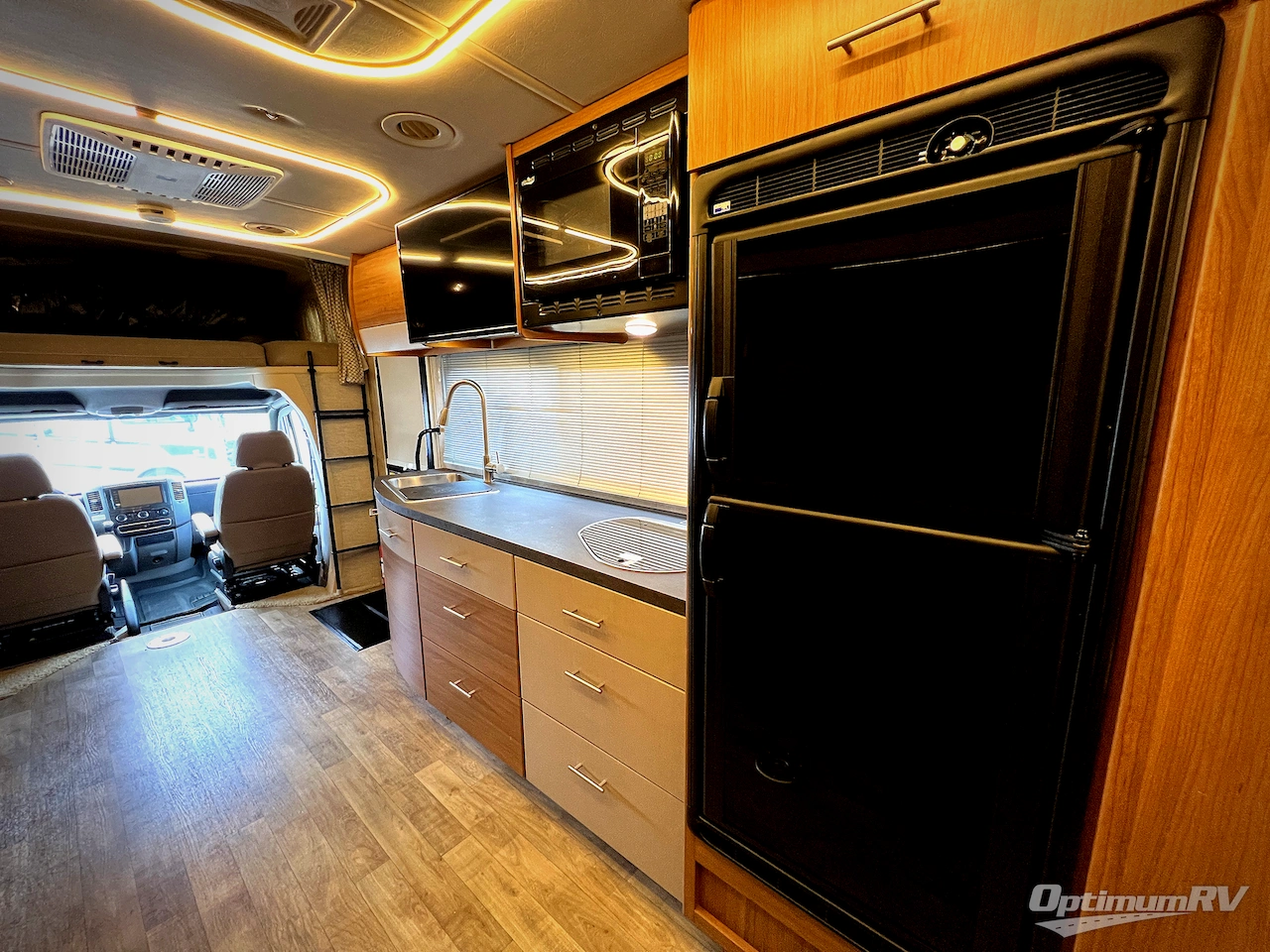 2018 Winnebago Navion 24D Photo 24