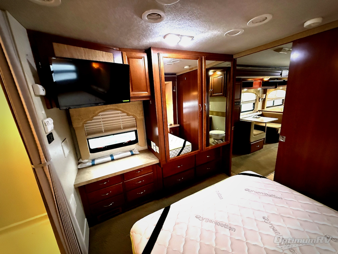 2008 Fleetwood Bounder 35E Photo 21