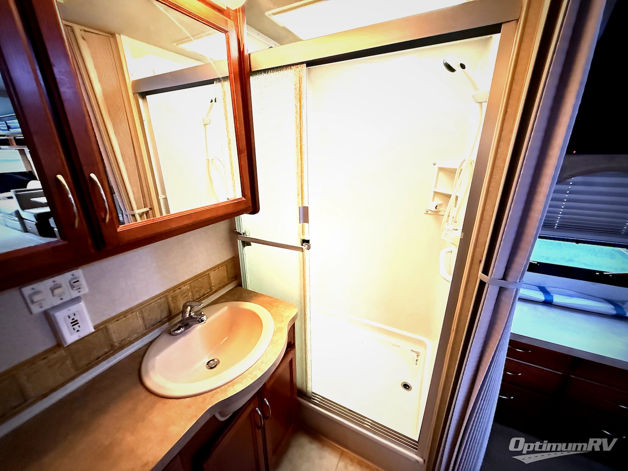 2008 Fleetwood Bounder 35E Photo 24