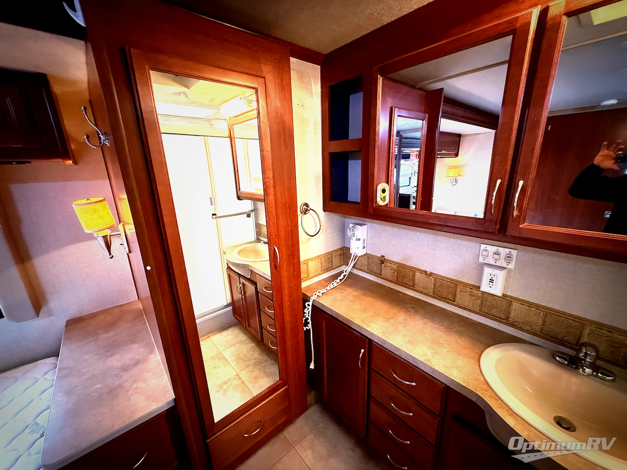 2008 Fleetwood Bounder 35E Photo 25