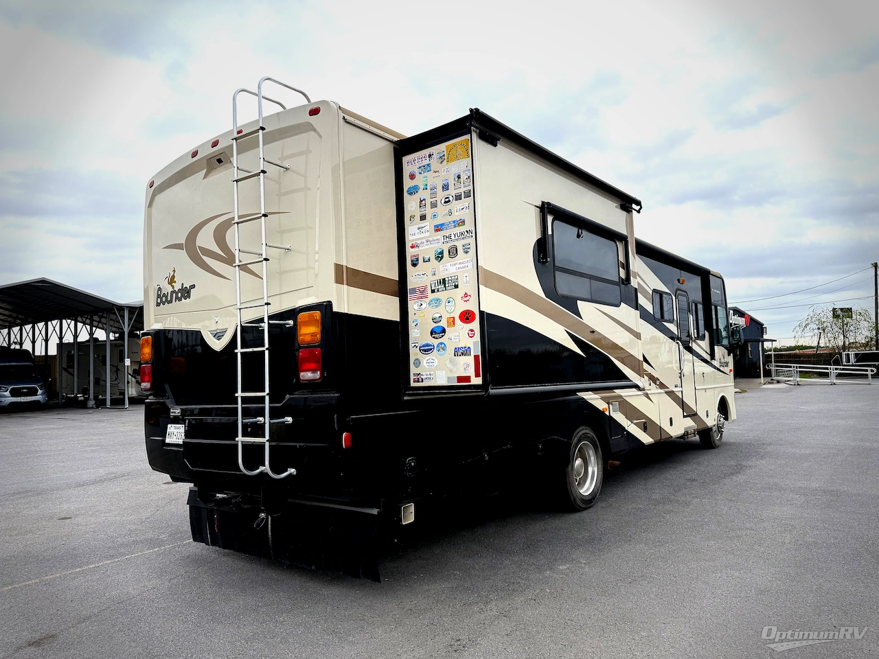 2008 Fleetwood Bounder 35E Photo 2