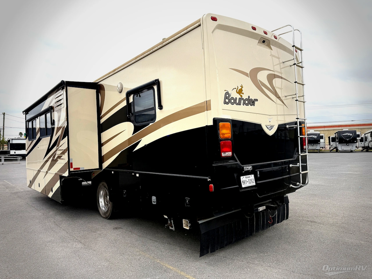 2008 Fleetwood Bounder 35E Photo 3