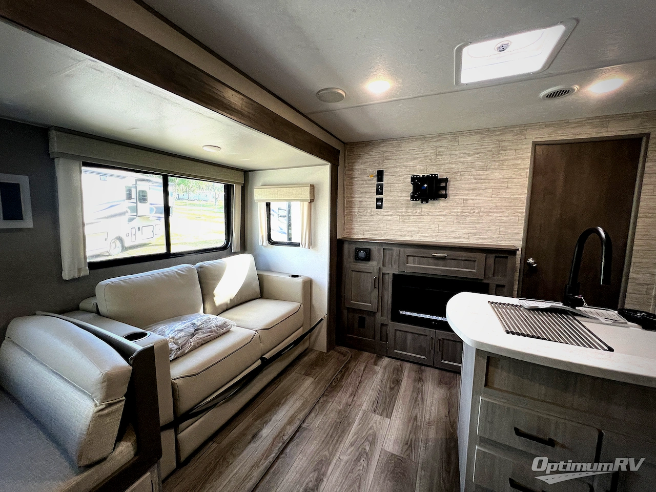 2025 Coachmen Catalina Legacy Edition 343BHTS Photo 6