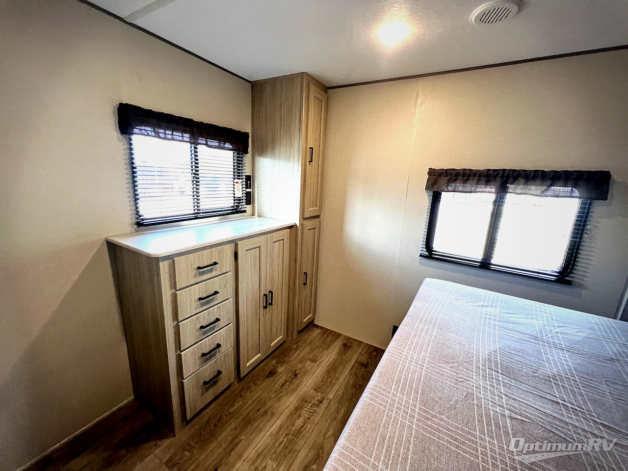 2025 Coachmen Catalina Legacy Edition 343BHTS Photo 17
