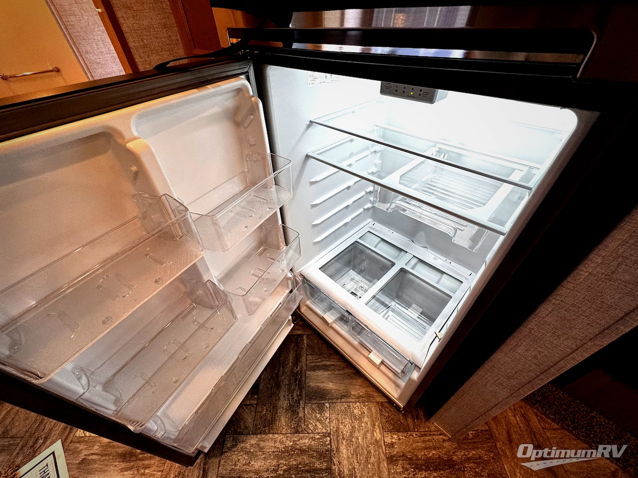 2025 HL Enterprise Hy-Line 38 Premier Photo 2