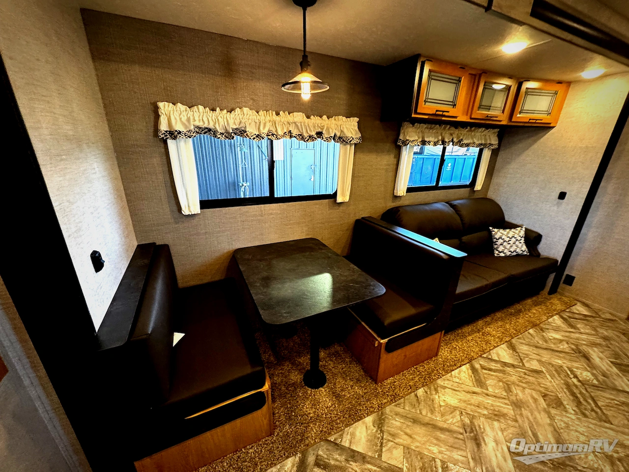 2025 HL Enterprise Hy-Line 38 Premier Photo 4