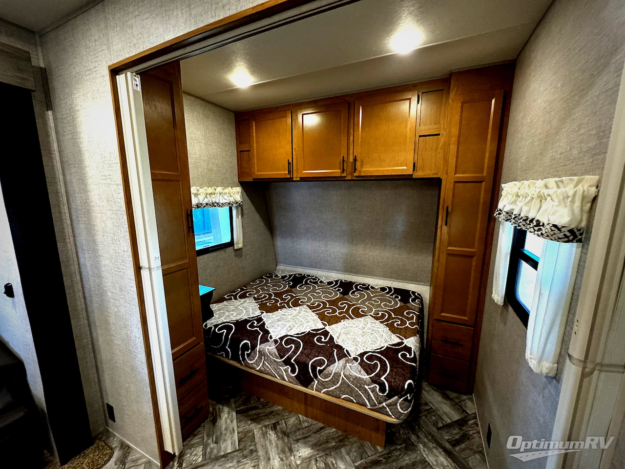 2025 HL Enterprise Hy-Line 38 Premier Photo 6