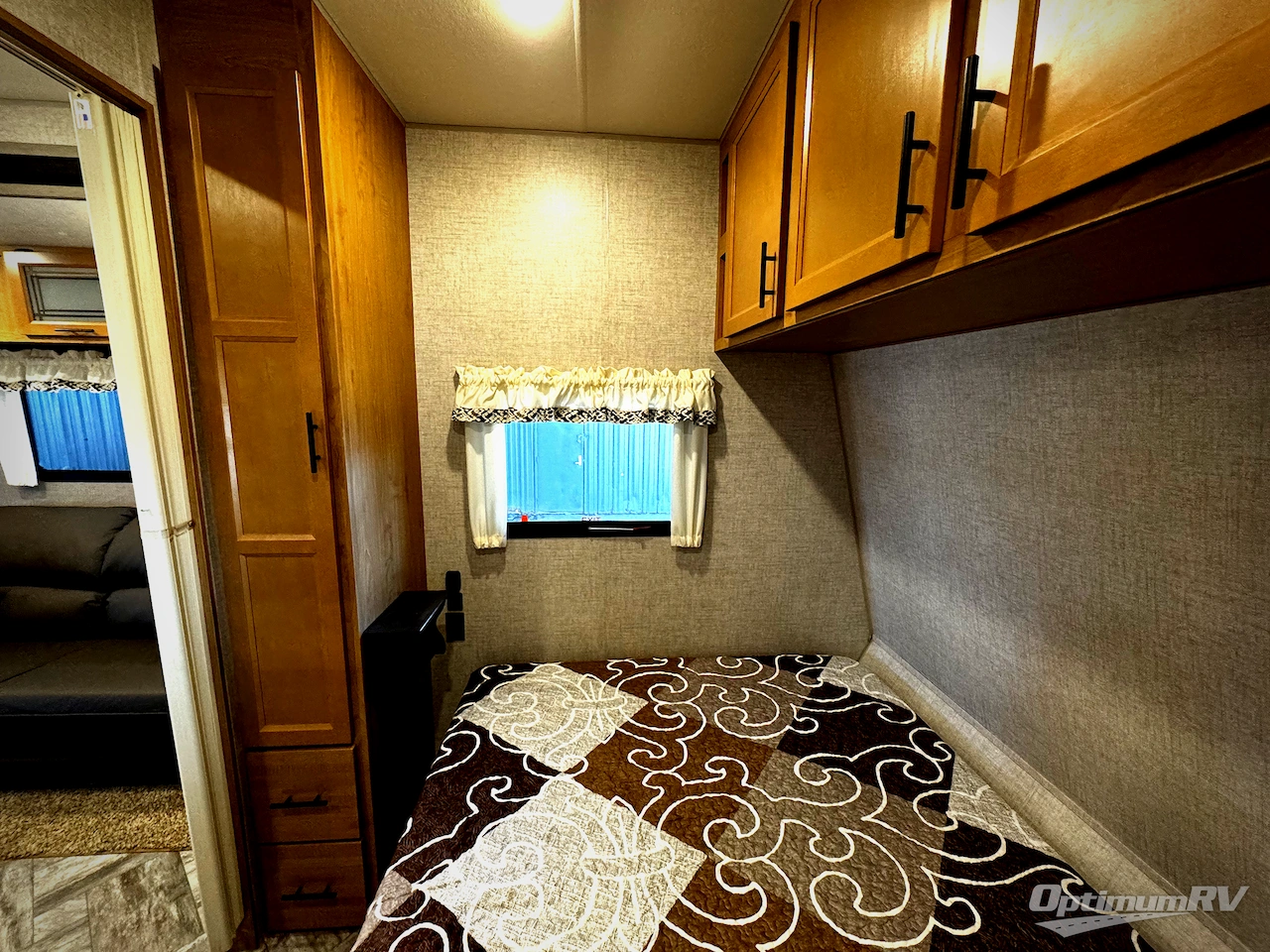 2025 HL Enterprise Hy-Line 38 Premier Photo 7