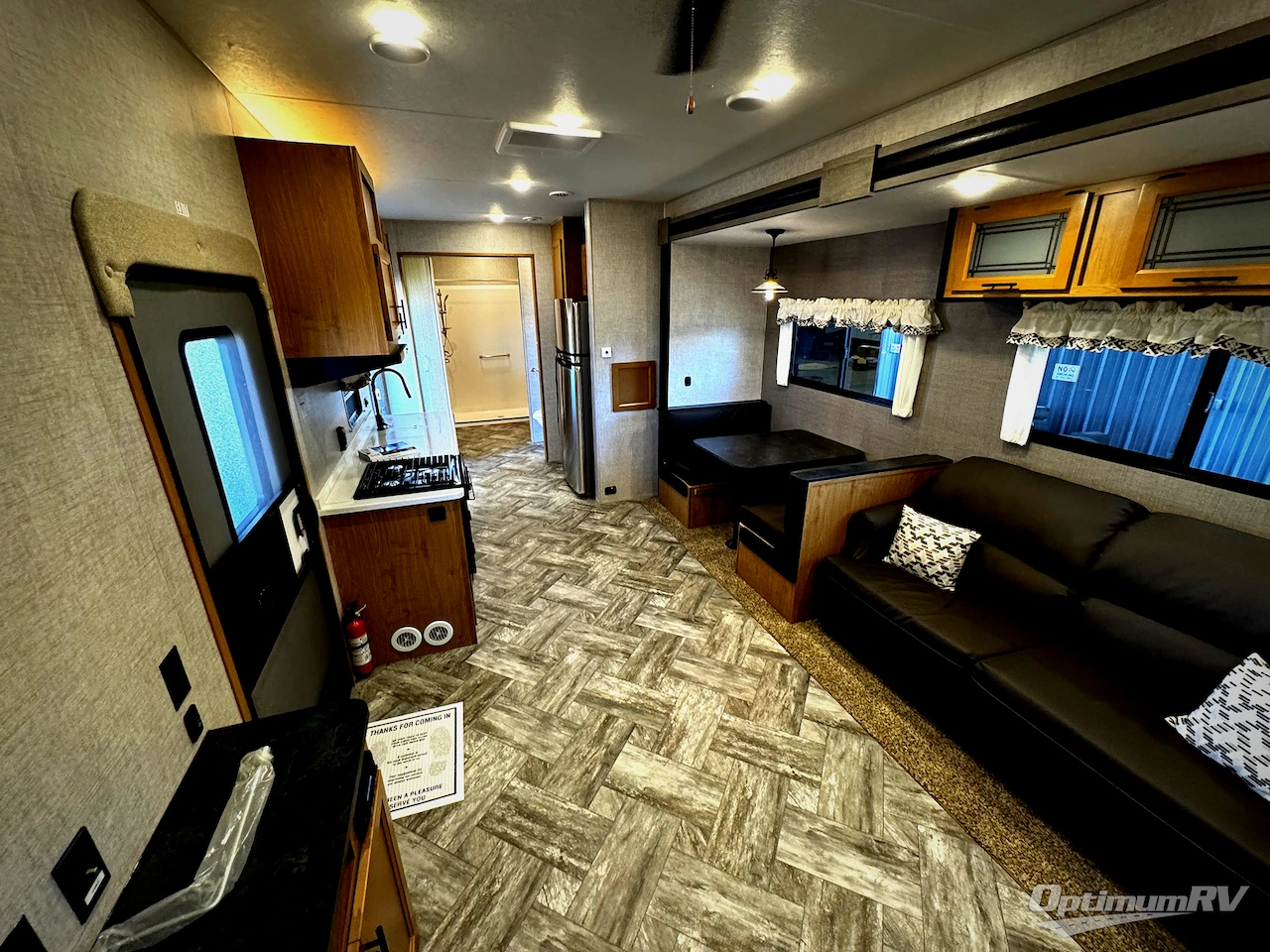 2025 HL Enterprise Hy-Line 38 Premier Photo 8