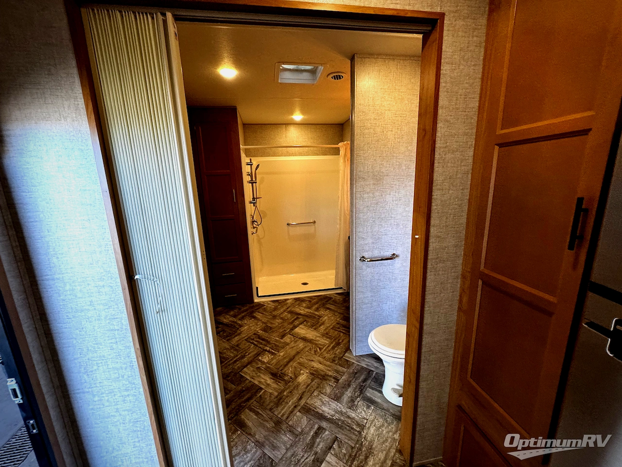 2025 HL Enterprise Hy-Line 38 Premier Photo 9