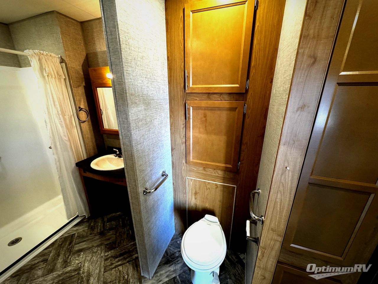 2025 HL Enterprise Hy-Line 38 Premier Photo 10