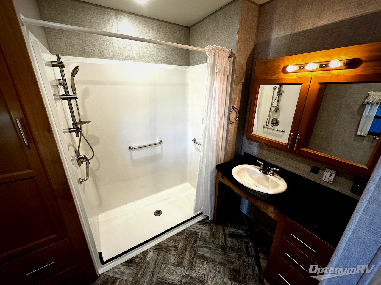 2025 HL Enterprise Hy-Line 38 Premier Photo 11