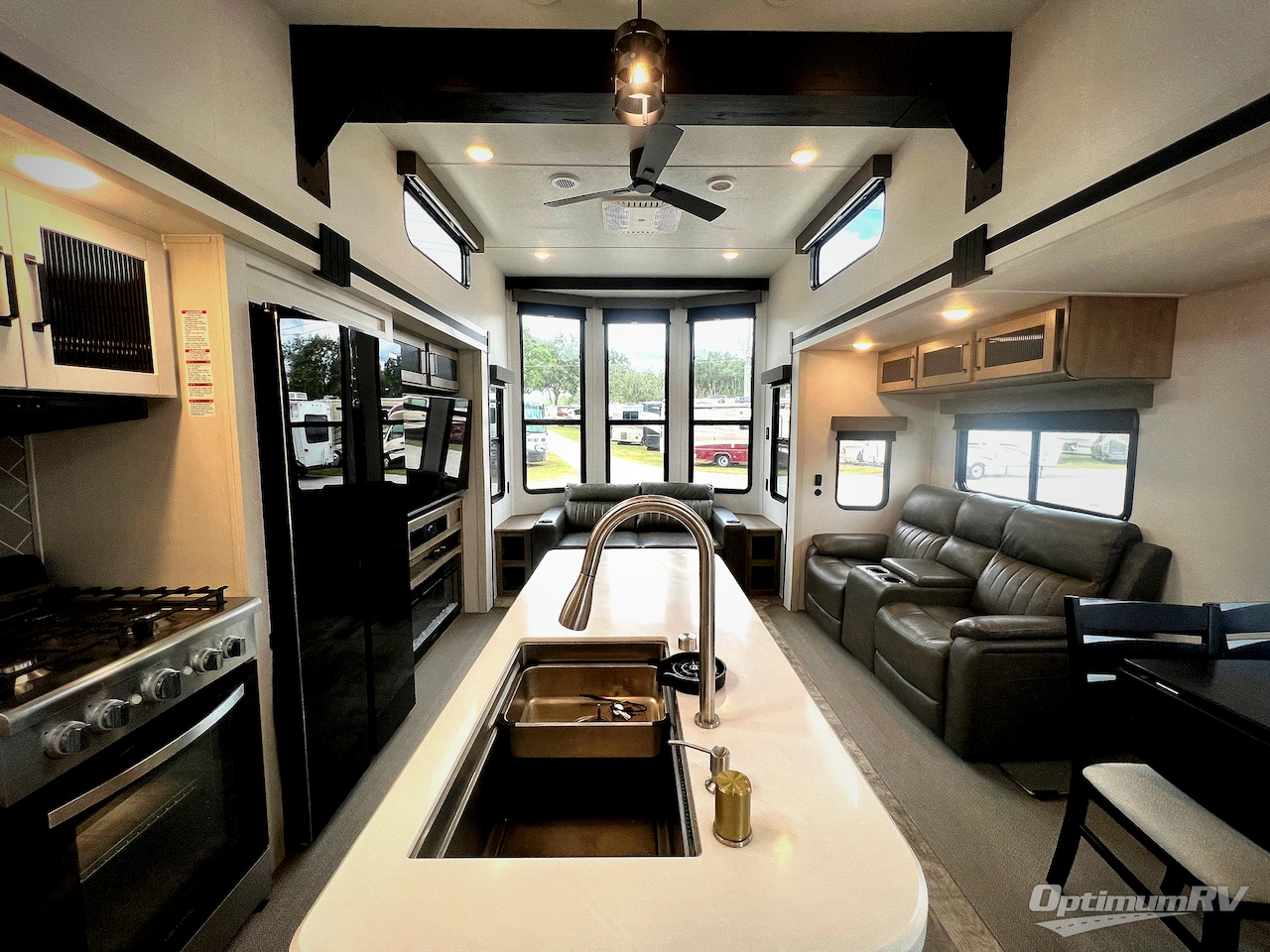 2025 Palomino Puma Destination 402LFT Photo 5