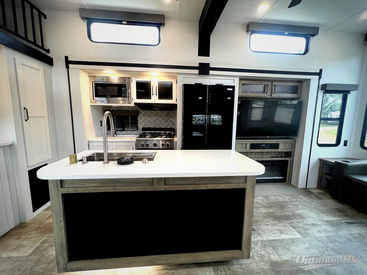 2025 Palomino Puma Destination 402LFT Photo 10