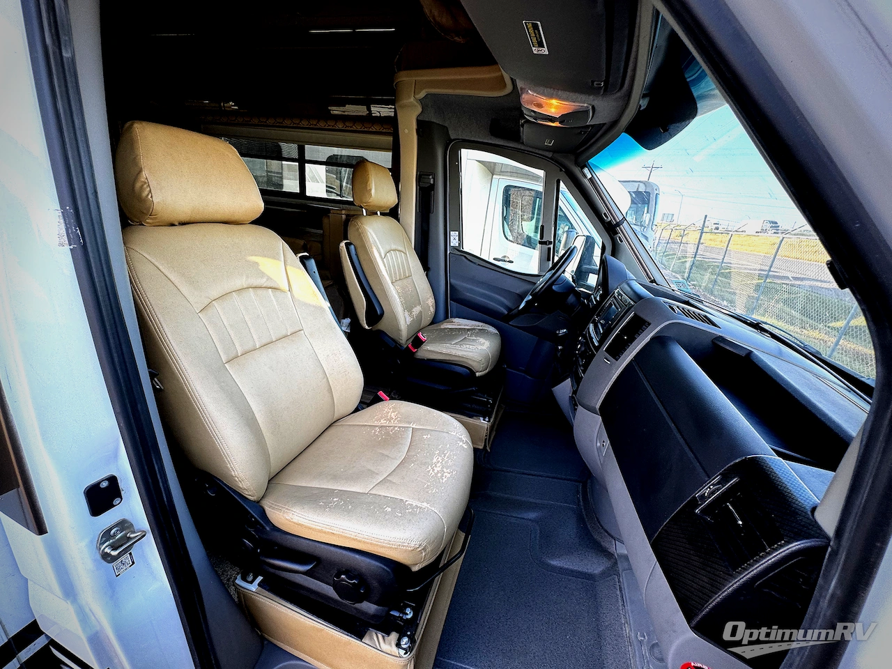 2017 Itasca Navion 24J Photo 2